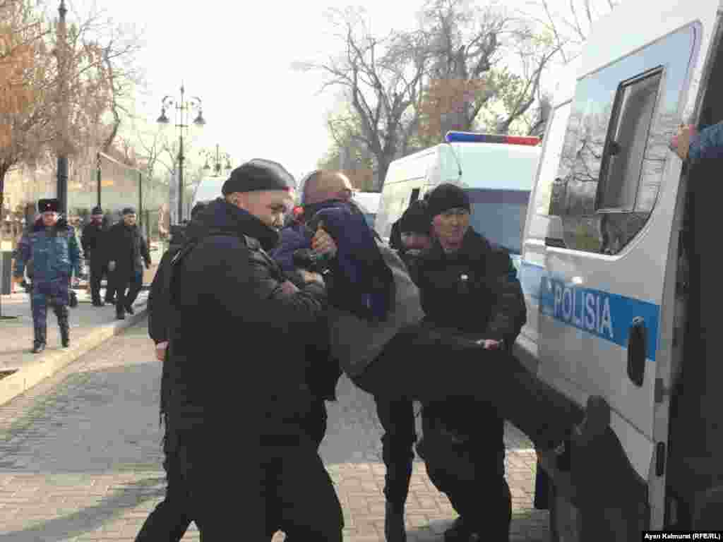 Арнайы жасақ алаңға келгендердің бірін ұстап жатыр. Ұсталғандар полиция әкетіп бара жатқанда билікке талаптарын айтып үлгерді. "Астана" алаңында интернет нашарлады. 