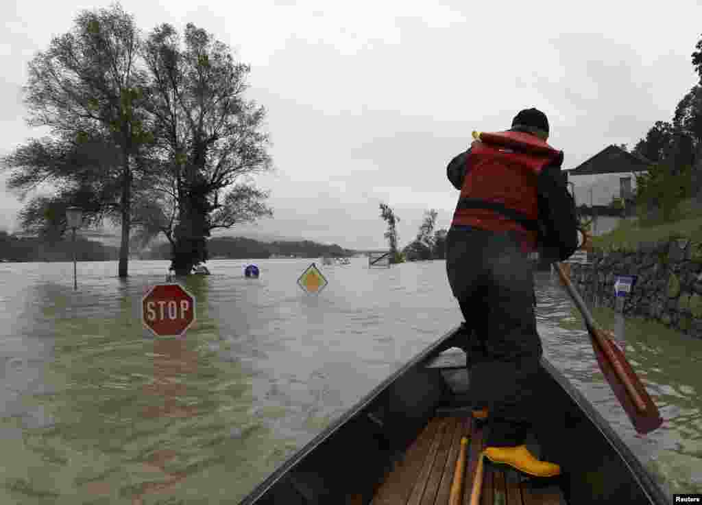 Austrija - Selo Emmersdorf, udaljeno oko 100 kilometara od Beča, teško je pogođeno poplavama, 3. juni 2013. Foto: REUTERS / Leonhard Foeger