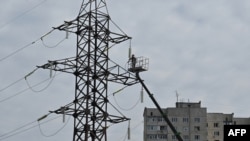 Radnik popravlja dalekovod nakon ruskog raketnog napada na sjeveroistočni ukrajinski grad Harkiv, 6. april 2024.
