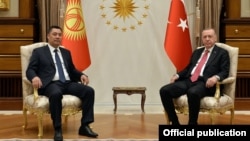 Туркия президенти Ражаб Тоййиб Эрдўғон (ў) ва Қирғизистон президенти Садир Жапаров (ч)