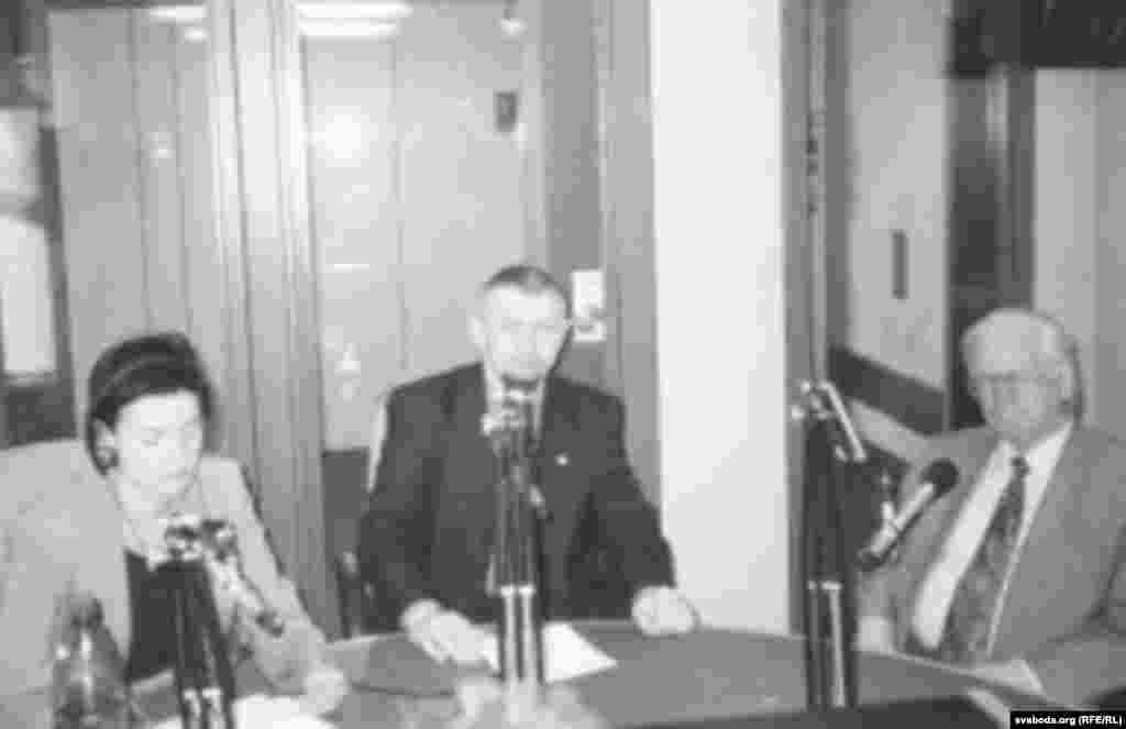 Вольга Караткевіч, Сяргей Навумчык і Васіль Быкаў у студыі Свабоды. 12 верасьня 2001 году. 
