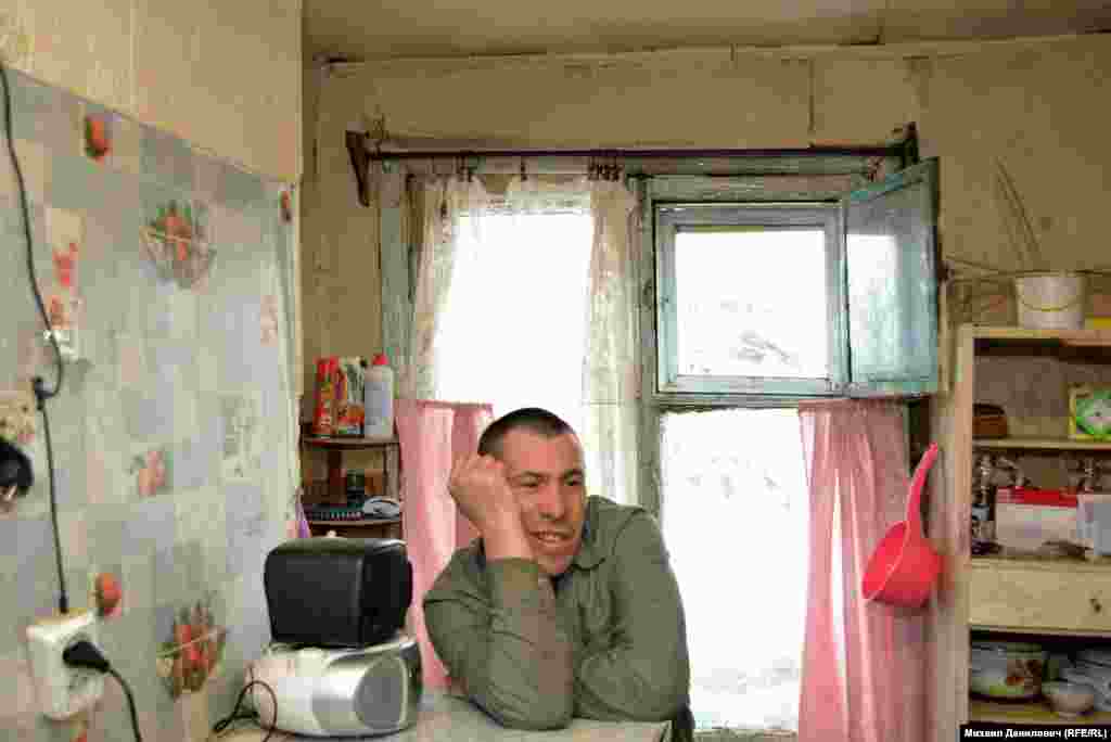 Перед переездом переселенцев из их маленьких деревень было собрание, чиновники предлгали уезжать, обещали квартиры: "А когда здесь оказались, дали только такое жилье. Говорят, другого нет".