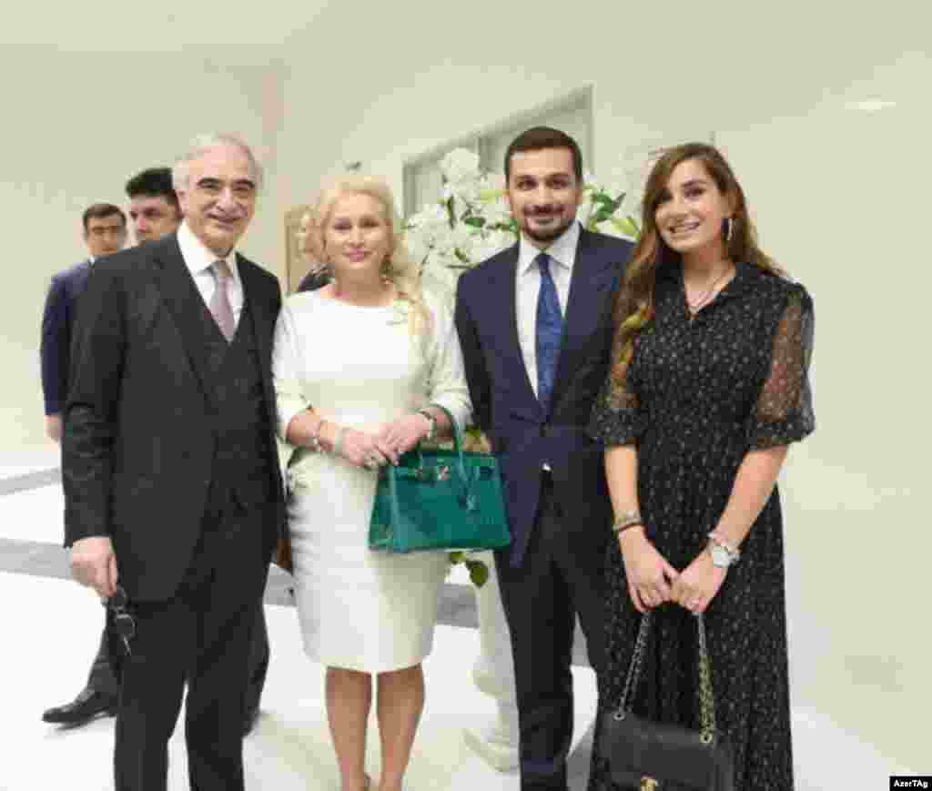 Heydər Əliyev Fondu ilə yanaşı Azərbaycanın Rusiya Federasiyasındakı səfirliyi də Bakı-2015-in təqdimat mərasiminin təşkilində iştirak edib. Şəkildə Azərbaycanın Rusiyadakı səfiri Polad Bülbüloğlu Azərbaycan prezidentinin yaxın ailə üzvləri ilə birlikdə 