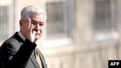 Молдова - Президент Володимир Воронин вітає прихильників на виборчій дільниці в Кишиневі, 5 квітня 2009 р.