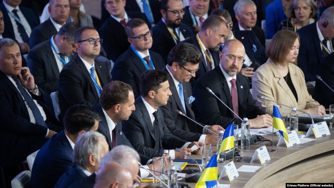 Президент України Володимир Зеленський (у центрі) на саміті «Кримської платформи». Київ, 23 серпня 2021 року