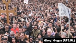 Участники протестного митинга в Иджеване, 28 мая 2018 г.