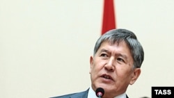 Кыргызстандын өкмөт башчысы Алмазбек Атамбаевдин Москвага жасаган иш сапарын Орусиянын гезиттерида талдашууда.