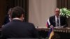Ministrul rus de externe Serghei Lavrov (dreapta) și ministrul ucrainean de externe Dmitro Kuleba (cu spatele), la reuniunea tripartită a miniștrilor de externe Rusia-Turcia-Ucraina din Antalya.