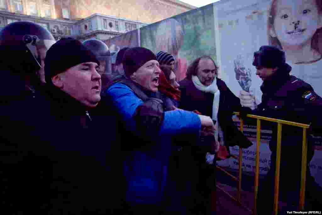 Полиция выдавливает журналистов и участников акции с площади. 