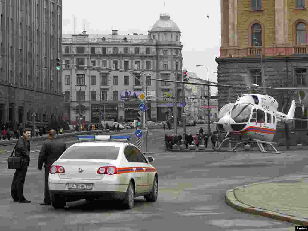 Вертолет МЧС на Лубянской площади