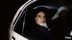 آيت الله خمينی گرچه واضع يا صاحب مکتب نبود، اما پس از انقلاب اسلامی از امکان تحقق نظريات خود بهره مند شد.(عکس: AFP)