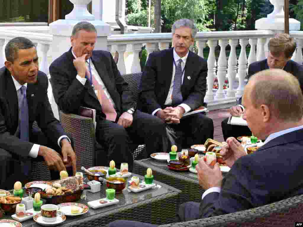ABŞ prezidenti Barack Obama Moskvaya səfəri zamanı Baş nazir Vladimir Putinlə görüşür. 7 iyul 2009-cu il. 