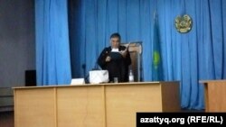 Судья Аралбай Нағашыбаев Жаңаөзен оқиғасы бойынша сотта үкім оқып тұр. Ақтау, 4 маусым 2012 жыл.