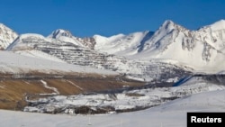 The Kyrgyz government currently owns a 33-percent stake in the Kumtor gold mine. (file photo)