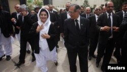 FILE: Pakistani Chief Justice Mian Saqib Nisar (R) speaks with Justice Mussarat Hilali while visiting the High Court in Peshawar.