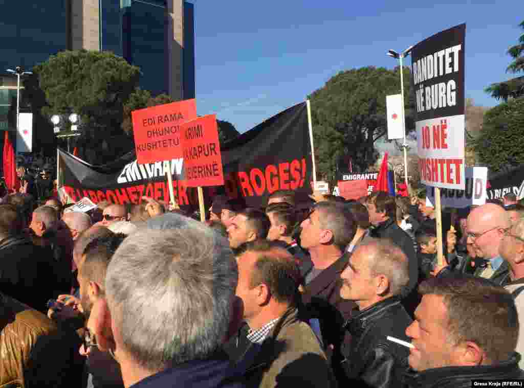 "Banditët në burg, jo në pushtet" - një nga pankartat që mbanin protestuesit.