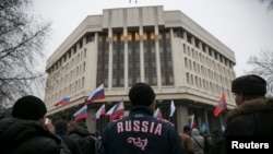 Ресейшіл тұрғындар Қырым парламенті алдында митингі өткізіп тұр. Симферополь, 27 ақпан 2014 жыл.