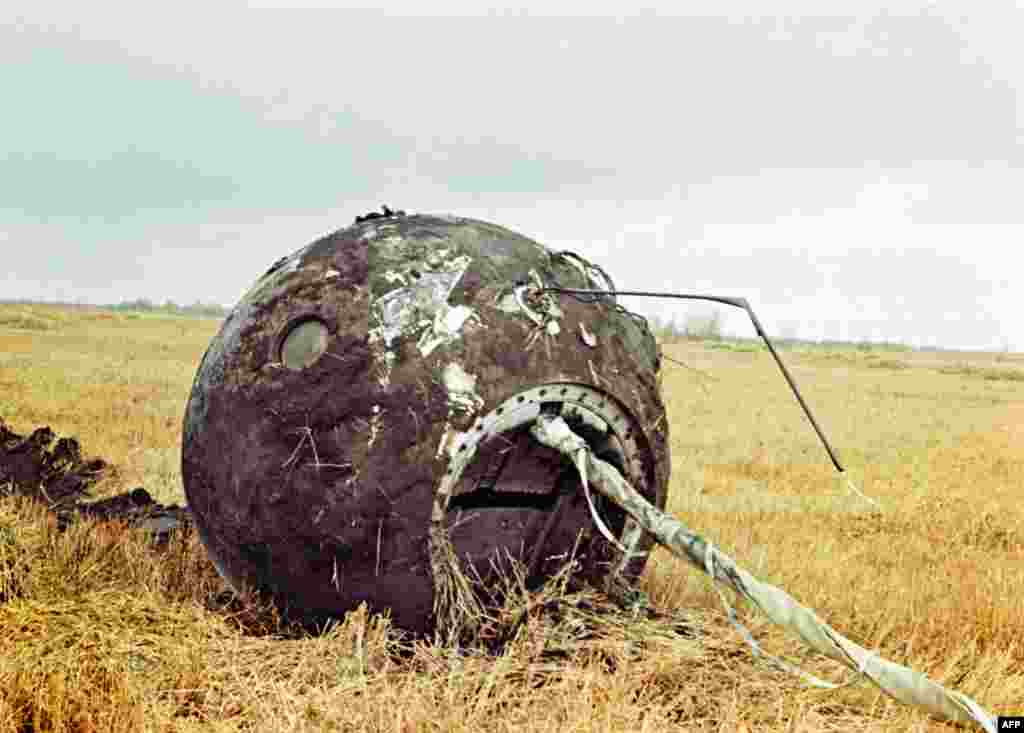 Обугленная капсула «Восток-1», упавшая на Землю в 700 километрах к юго-востоку от Москвы. 12 апреля 1961 года. Капсула в момент падения была пустой: Гагарин совершил прыжок с парашютом на высоте 7000 метров. 