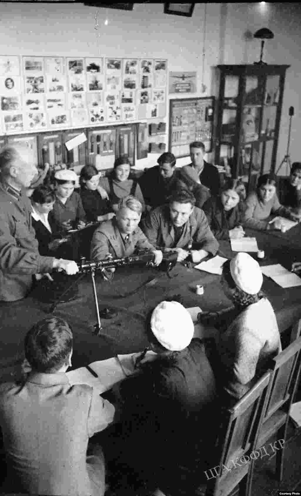 Рабочие учатся стрелять из пулемета. 1942 год, Фрунзе. 
