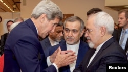 وزیران امور خارجه ایران و آمریکا در مذاکرات هسته‌ای. هافینگتون پست به هویت مقامات دخیل در مذاکرات محرمانه برای نمازی‌ها اشاره نکرده است.
