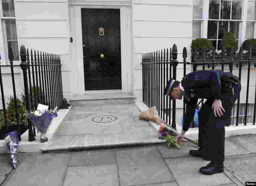 Cvijeće ispred kuće u kojoj je živjela Margaret Thatcher, London, 8. april 2013. Foto: REUTERS / Suzanne Plunkett