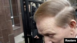 Ukrainanyp öňki prezidenti Leonid Kuçma prokuratura gelýär, Kiýew, 2011-nji ýylyň 24-nji marty.