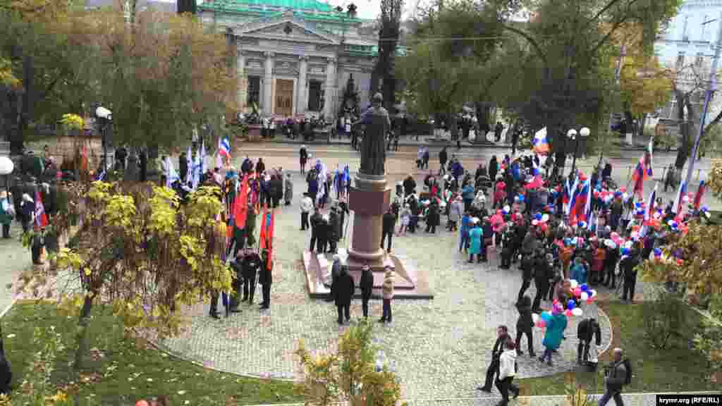 В Севастополе празднование Дня народного единства началось с возложения цветов к вечному огню у Мемориала героической обороны Севастополя 1941-1942 годов