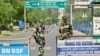 Pripadnici Indijskih graničnih sigurnosnih snaga (BSF)na straži u blizini indijsko-pakistanskog graničnog prijelaza Wagah, oko 35 km od Amritsara, 3. maja 2025.