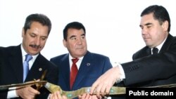 Aşgabat, açyş dabarasy: prezident S.Nyýazow (O), ministr G.Berdimuhamedow (S), türk biznesmeni Ahmet Çalyk (Ç).