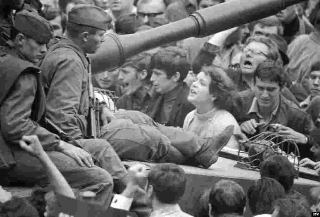 Участница протестов обращается к советским солдатам.