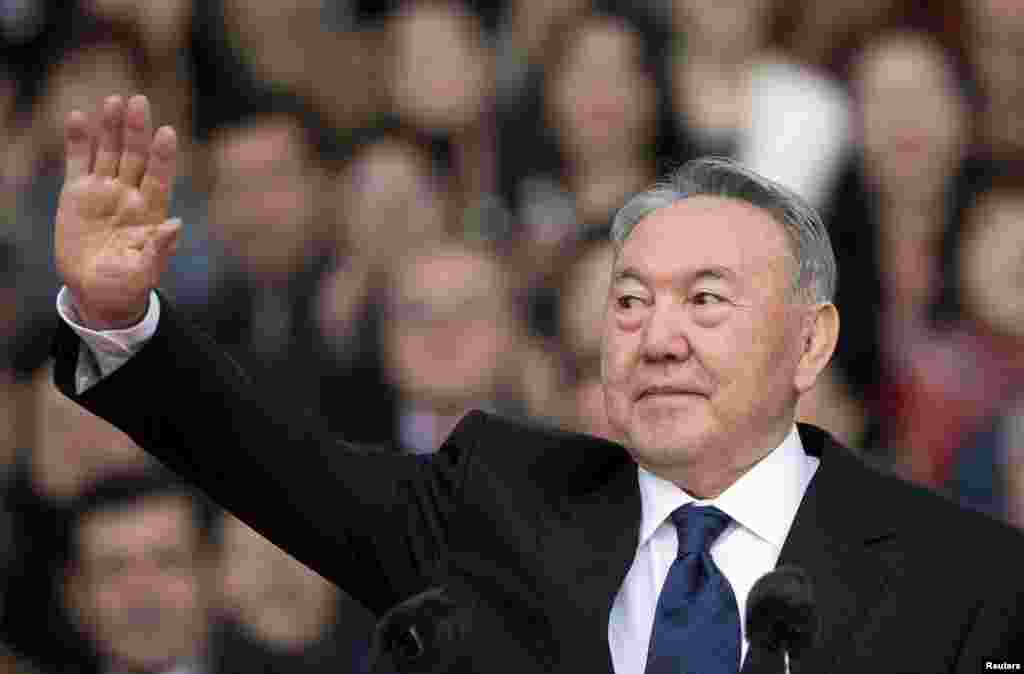 Назарбаев президент сайлауы алдындағы үгіт-насихат шарасында. Алматы, 2015 жыл. 