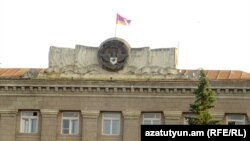 Флаг и герб на главном здании правительства Нагорного Карабаха в Степанакерте