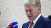 Purtătorul de cuvânt al Kremlinului, Dmitri Peskov: „(Exilații ruși) pleacă singuri din viața noastră”. 
