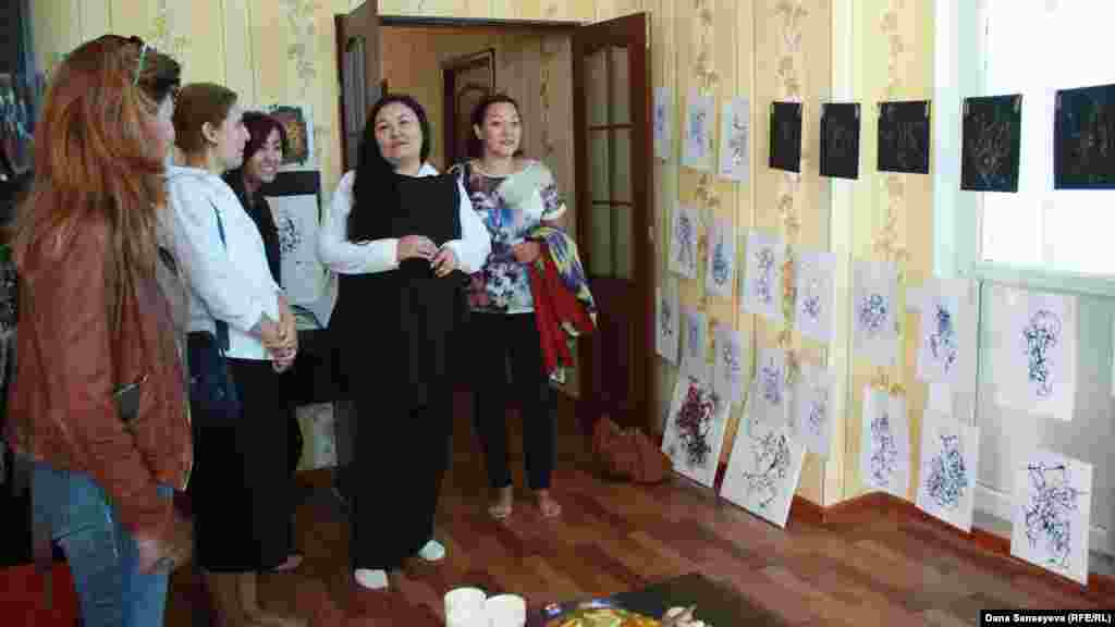 "Астана Опера" фотографы Карла Нурдың пәтеріндегі оның жұмыстары қойылған көрме.