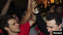 Lider VMRO-DPMNE-a i premijer Nikola Gruevski slavi pobedu sa pristalicama