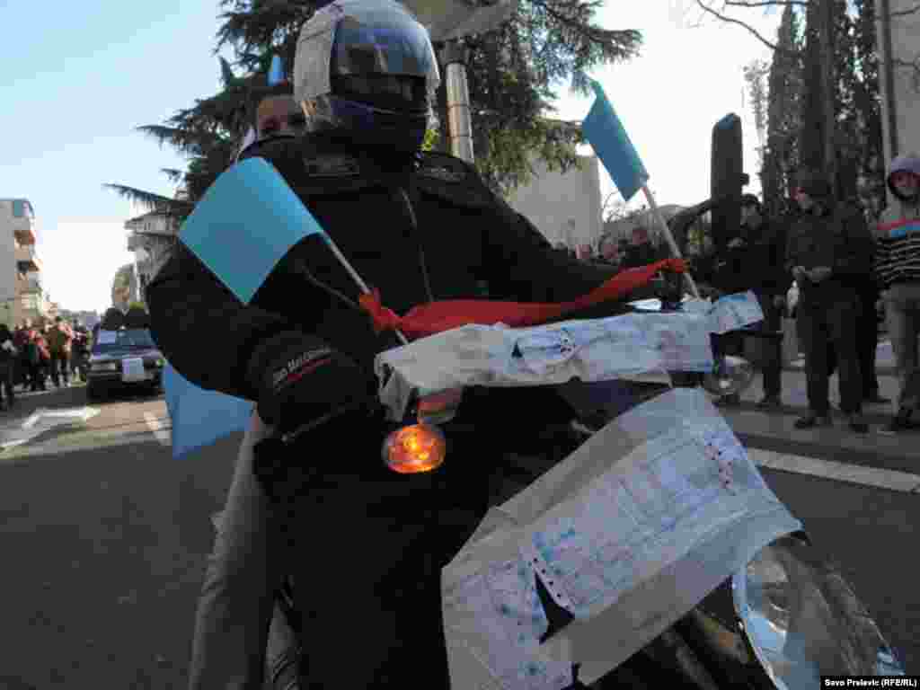 U Podgorici je nekoliko hiljada ljudi 21. januara 2012. protestovalo ispred zgrade crnogorske Vlade, zbog teškog socijalno-ekonomskog stanja u Crnoj Gori. Protest je organizovala Unija slobodnih sindikata, uz podršku Mreže za afirmaciju nevl