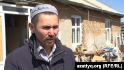 Нұр-Сұлтан тұрғыны, көп балалы әке Талғат Данияров үйінің ауласында тұр. 2 мамыр 2019 жыл.