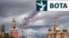 Avionët luftarakë rusë, Su-25, fluturojnë mbi Sheshin e Kuq, gjatë ushtrimeve për paradën ushtarake në Ditën e Fitores. Moskë, 5 maj 2025. 
