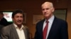 Gresiýanyň premýer-ministri George Papandreou (sagda) Liwiýanyň daşary işler ministriniň orunbasary Abdelati al-Obeýdi bilen duşuşýar, Afiny, 2011-njy ýylyň 3-nji apreli.