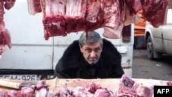 Когда дело доходит до уличной торговли без соответствующей лицензии, здесь сотрудники Национального агентства продовольствия лишены права проверить товар
