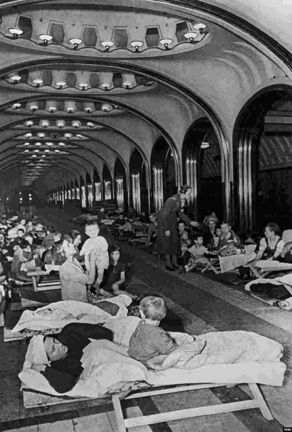 1941 жылы тамызда нацистер Мәскеуге жақындаған кезде бомбадан жасырынып, «Маяковская» метро станциясын паналаған бейбіт тұрғындар.