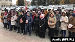 Ике ел элек Казанда бер төркем активист ана телен яклау таләбе белән Дәүләт шурасы каршында җыелган иде
