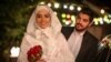 صحنه‌ای از یک فیلم ایرانی که در آن به طور همزمان هنجارشکنی و اعمال شنیع و نگاه خریدار و لبخند تحریک‌کننده وجود دارد.
