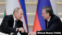Президент России Владимир Путин (слева) и президент Узбекистана Шавкат Мирзияев. Ташкент, 19 октября 2018 года.