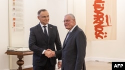 Президент Польши Анджей Дуда (слева) пожимает руку специальному посланнику США по вопросам Украины и России Киту Келлогу (справа) перед их встречей в президентском дворце в Варшаве, Польша, 18 февраля 2025