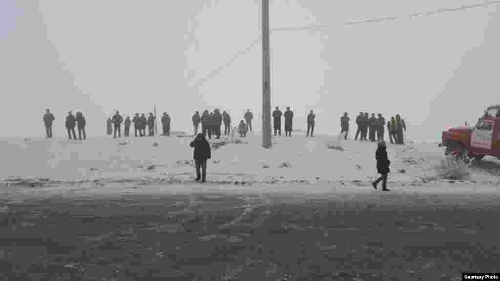Ұшақ апаты болған жерде жүрген адамдар. 