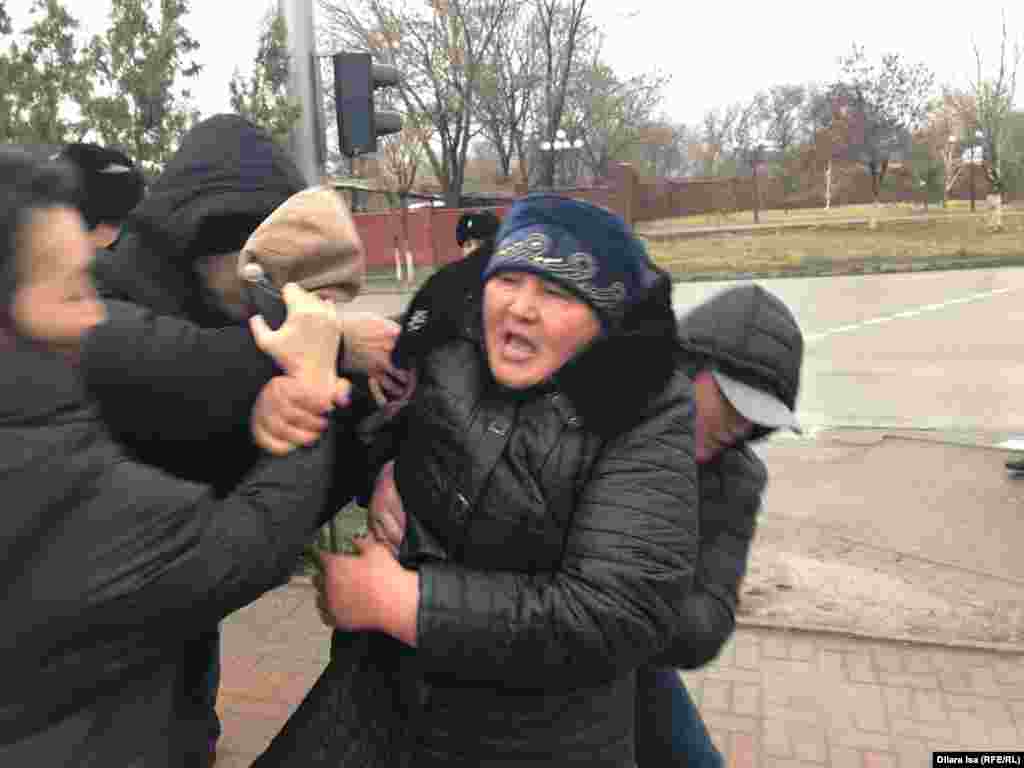 Шымкентте наразылық жоспарланған Тәуелсіздік саябағында жиырмадан астам адам ұсталды. Ұсталғандардың бірі полиция мен қарапайым киімдегілер әкетіп бара жатқанда "Шал, кет!", "Назарбаев биліктен кетсін!" деп айғайлады. Кейбір адамдар Тәуелсіздік саябағына әлеуметтік мәселелерді айтуға келгендерін жеткізді.