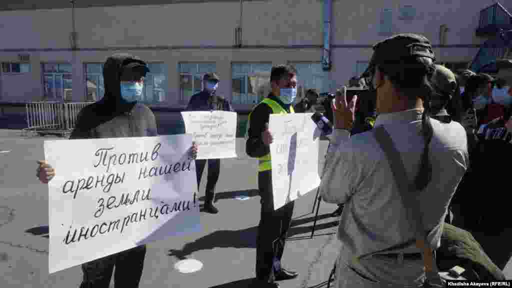 Семей қаласындағы наразылық митингісіне қатысушылар. 