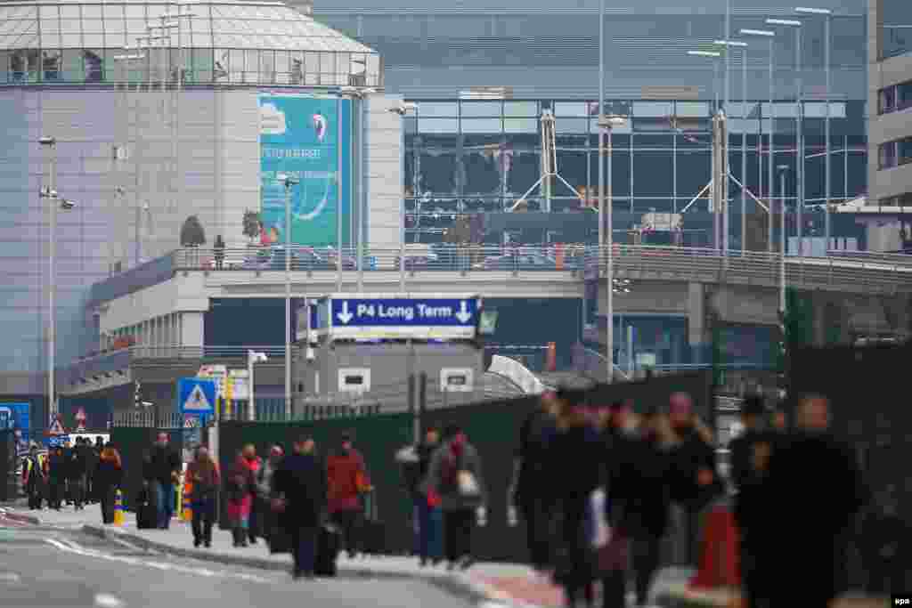 Pasagerii și personalul aeroportului au fost evacuați imediat din incintă. 